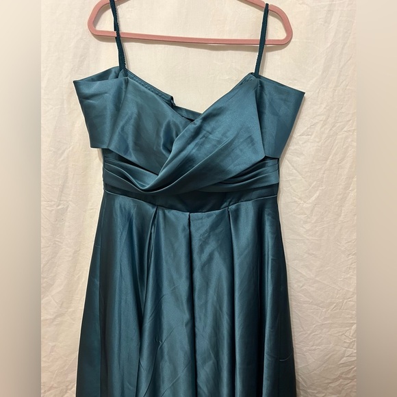 NWOT Off-the-Shoulder Midi Dress – Perfect for Prom, Weddings, or Parties - Picture 2 of 4